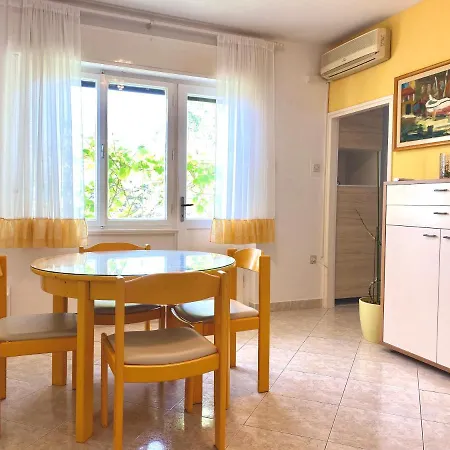 Apartment Lily In Close To The